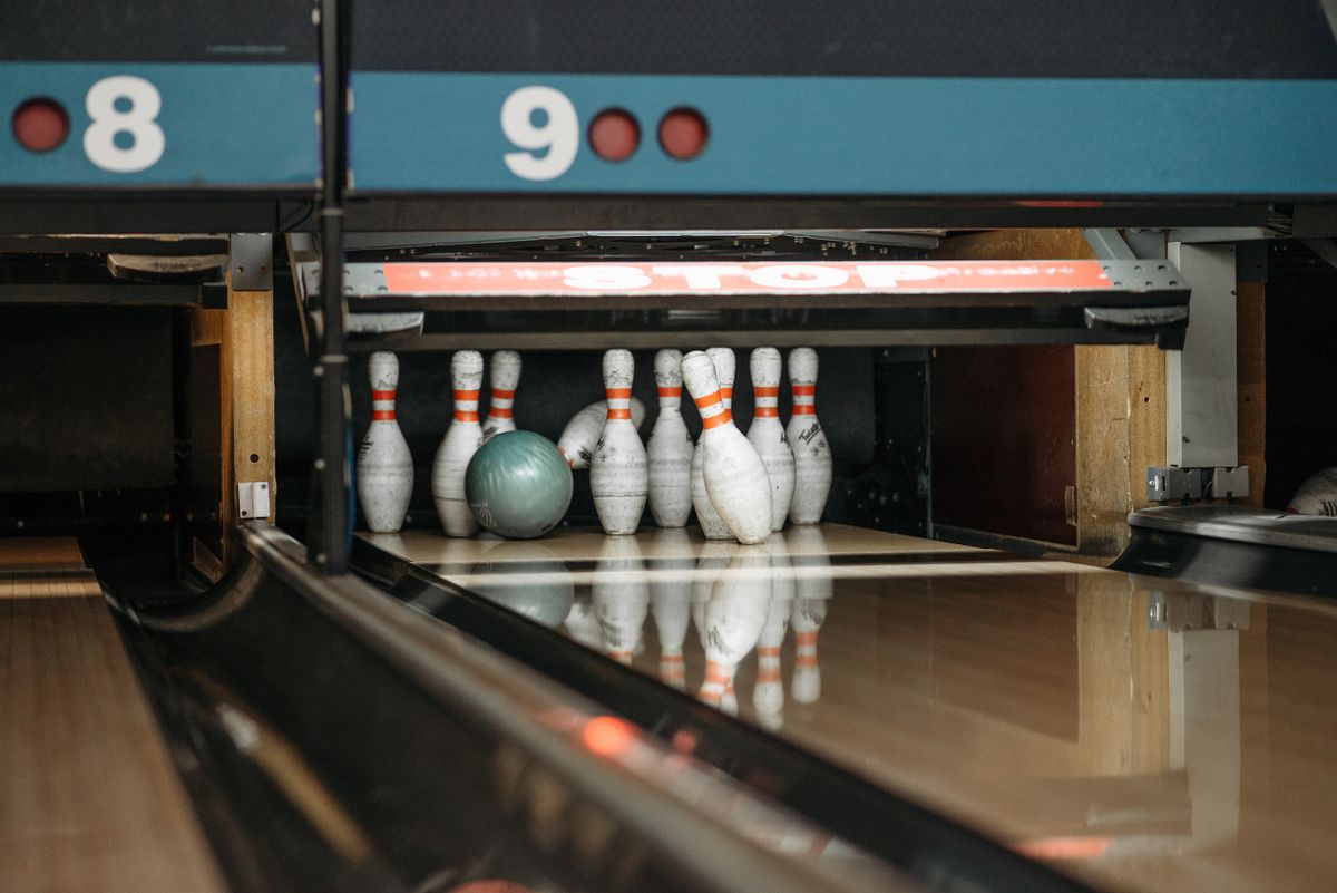 Interiér klubu Bowling Strike s barom a posedením